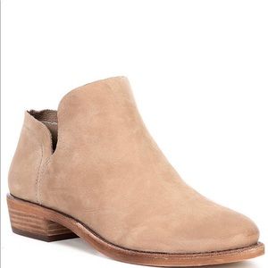 GB
Show-Case Casual Block Heel Ankle Booties